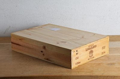 une boîte en bois posée sur une table