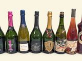 plusieurs bouteilles de vin sont alignées sur une surface blanche