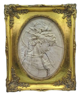 une image représentant un cadre doré dans lequel figure le portrait d'une femme en robe