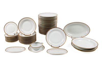 un grand nombre d'assiettes posées sur une table