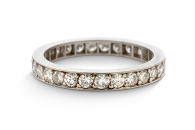 gros plan d'une bague en diamant sur fond blanc