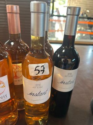 plusieurs bouteilles de vin sont alignées sur une table