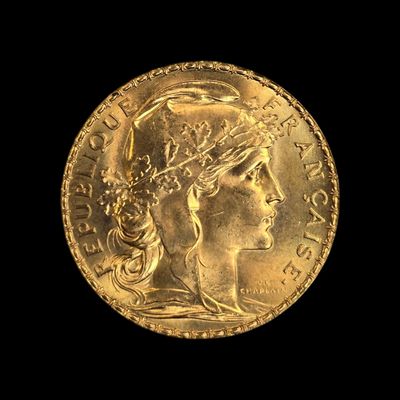 Gros plan sur une pièce d'or ornée d'une tête de femme