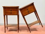 deux tables en bois avec des tiroirs de chaque côté