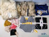 beaucoup de vêtements et un sac posés sur une table