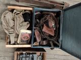 vue de dessus d'une valise remplie d'objets posée sur un plancher en bois