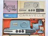 une boîte contenant une petite voiture et une radio