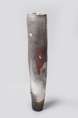 un grand vase percé d'un trou au milieu