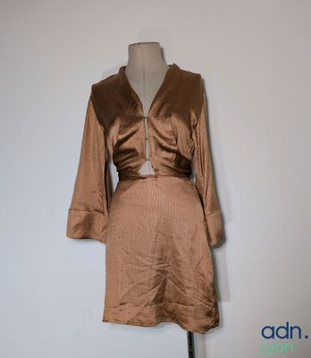 une photo d'une robe marron sur un mannequin