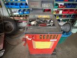 une machine qui se trouve à l'intérieur d'un garage