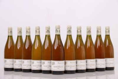 six bouteilles de vin sont alignées sur une table