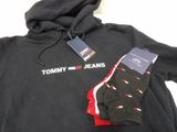 un sweat à capuche noir, une paire de chaussettes et une paire de chaussettes