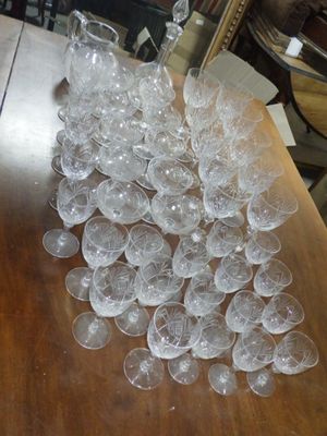 une pile de verres à vin vides posés sur une table