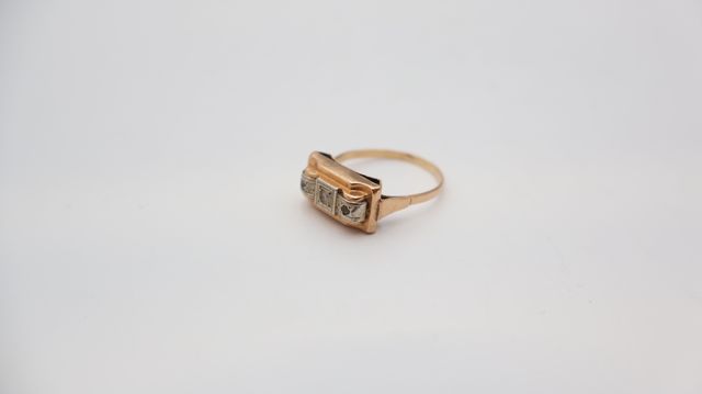 Bague en or 18 carats 750 millièmes à décor aligné de trois petit...
