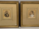 deux portraits encadrés d'hommes en costume et cravate posés sur une table
