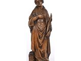 une statue en bois représentant une femme coiffée d'une couronne