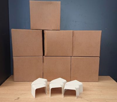 plusieurs cartons empilés les uns sur les autres sur une table