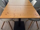 une longue table entourée de nombreuses chaises dans une pièce