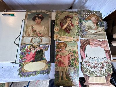 une table sur laquelle sont posées plusieurs cartes