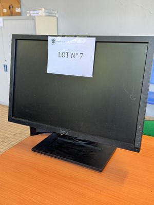 un écran d'ordinateur posé sur un bureau, sur lequel figure le symbole « 7 »