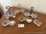 une table sur laquelle se trouvent de nombreux objets en verre
