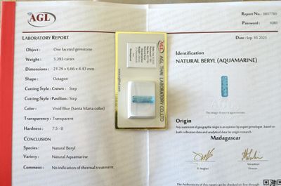 une image montrant un gros plan d'un document dans lequel figure un comprimé