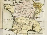 une vieille carte de la France dans un livre posé sur une table