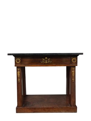 une petite table en bois surmontée d'une étagère