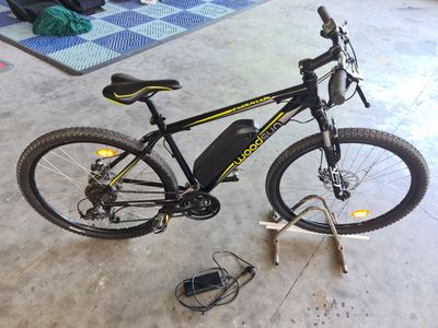 a bike that is sitting on the floor in the garage