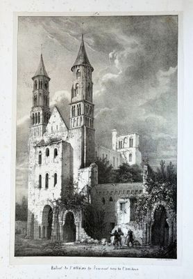 une vieille photo d'une église avec un cheval devant