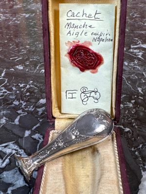 CACHET DE CIRE en métal et manche en argent fourré à décor d… - Photo 1