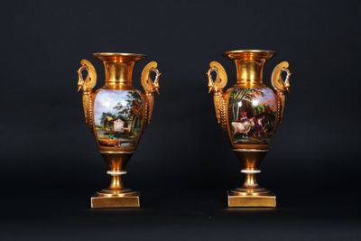 paire de vases anciens ornés de scènes peintes sur fond noir