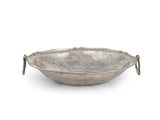 une assiette ancienne en argent avec une poignée, sur fond blanc
