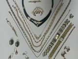 beaucoup de bijoux posés sur la table