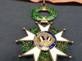 Gros plan sur une médaille entourée d'un ruban