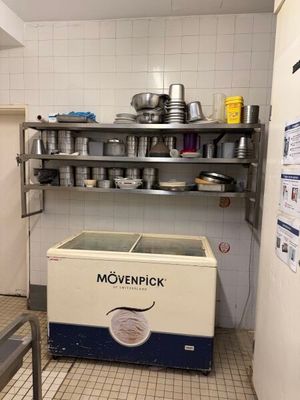 de nombreuses casseroles et poêles sur les étagères de la cuisine