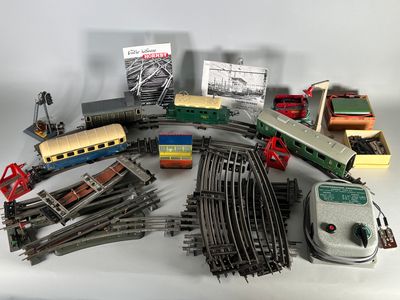 de nombreux types de trains miniatures sur la table