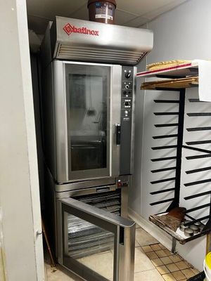 une image d'un four commercial dans une cuisine commerciale