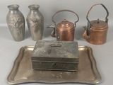 un plateau en argent sur lequel se trouvent une théière, une bouilloire et d'autres objets
