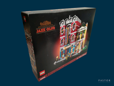 une boîte contenant un bâtiment construit avec des Lego