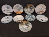 six assiettes ornées de motifs différents, posées sur une surface noire