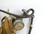 un masque à gaz et un tuyau fixé au mur