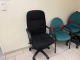 trois chaises de bureau placées les unes à côté des autres dans une salle d'attente