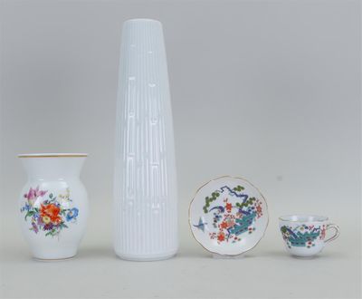 trois vases et deux tasses posés les uns à côté des autres