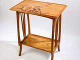 une petite table en bois sur laquelle est posée une carte