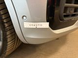 a sticker on the bumper of a car that says vwauuto