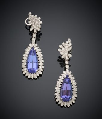 une paire de boucles d'oreilles en tanzanite et diamant
