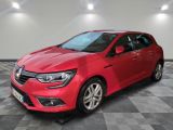 une voiture rouge garée dans un garage au sol en damier