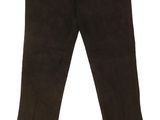 un pantalon en velours côtelé marron suspendu à un cintre sur fond blanc