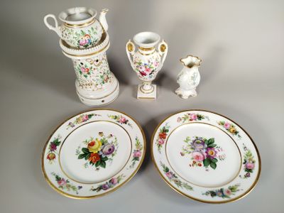 trois assiettes, un vase et un autre vase sur la table
